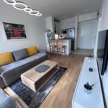 Square Apartment *